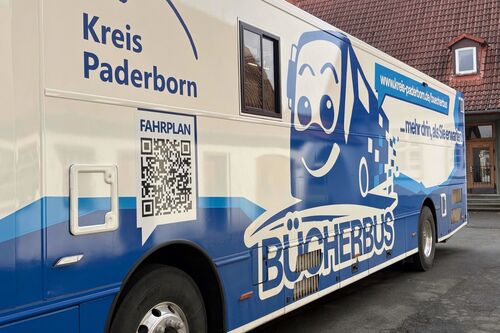 Erstklässler lernen den Bücherbus kennen