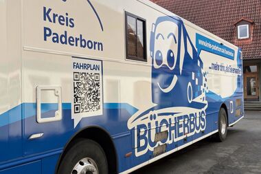 Erstklässler lernen den Bücherbus kennen