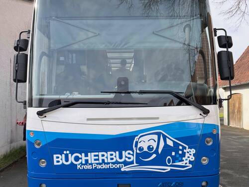 Frontansicht des Bücherbusses